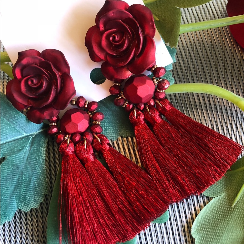 Dramatic rose dangling earrings 🥀